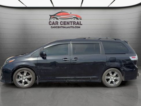 Used 2017 Toyota Sienna SE Premium FWD image 2
