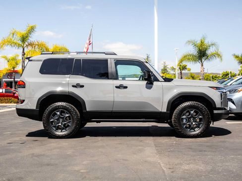 Used 2025 Lexus GX 550 AWD/4WD image 16