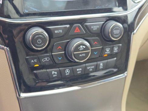 Used 2020 Jeep Grand Cherokee Overland AWD/4WD image 28