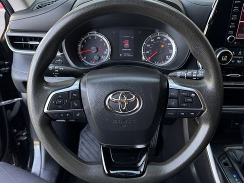 Used 2020 Toyota Highlander L image 16