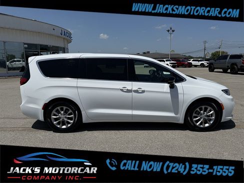 Used 2026 Chrysler Pacifica Limited FWD image 8
