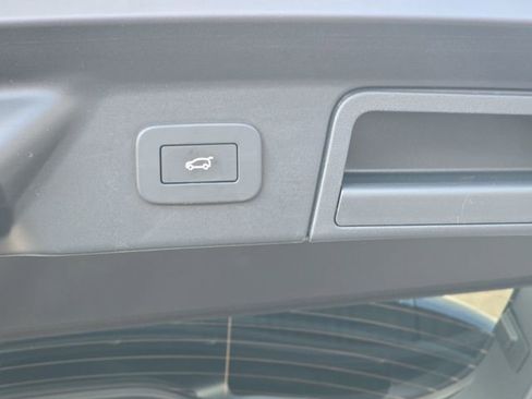 Used 2025 Land Rover Range Rover Velar Dynamic SE image 13