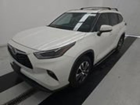 Used 2021 Toyota Highlander XLE image 3