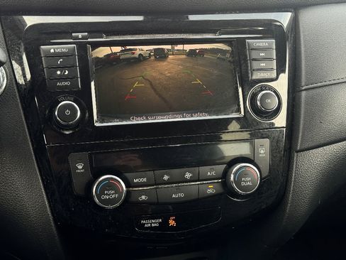 Used 2019 Nissan Rogue SV image 15