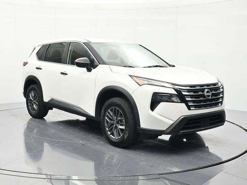 Used 2024 Nissan Rogue S FWD image 3