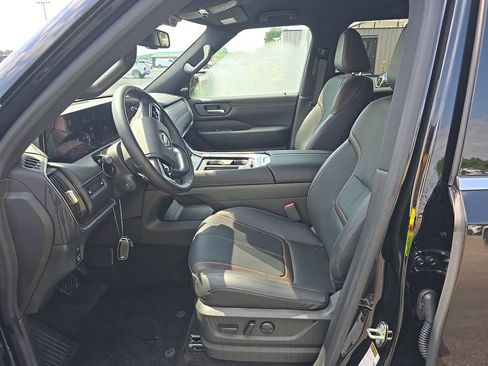 Used 2025 Nissan Armada SL AWD/4WD image 4