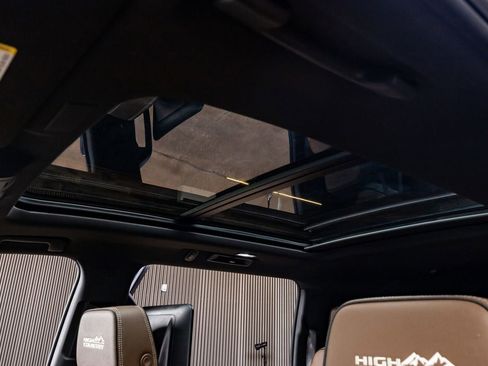 Used 2025 Chevrolet Suburban High Country AWD/4WD image 31
