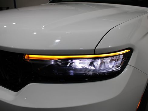 Used 2022 Jeep Grand Cherokee Altitude image 11