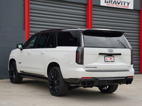 Used 2025 Cadillac Escalade ESV V image 3