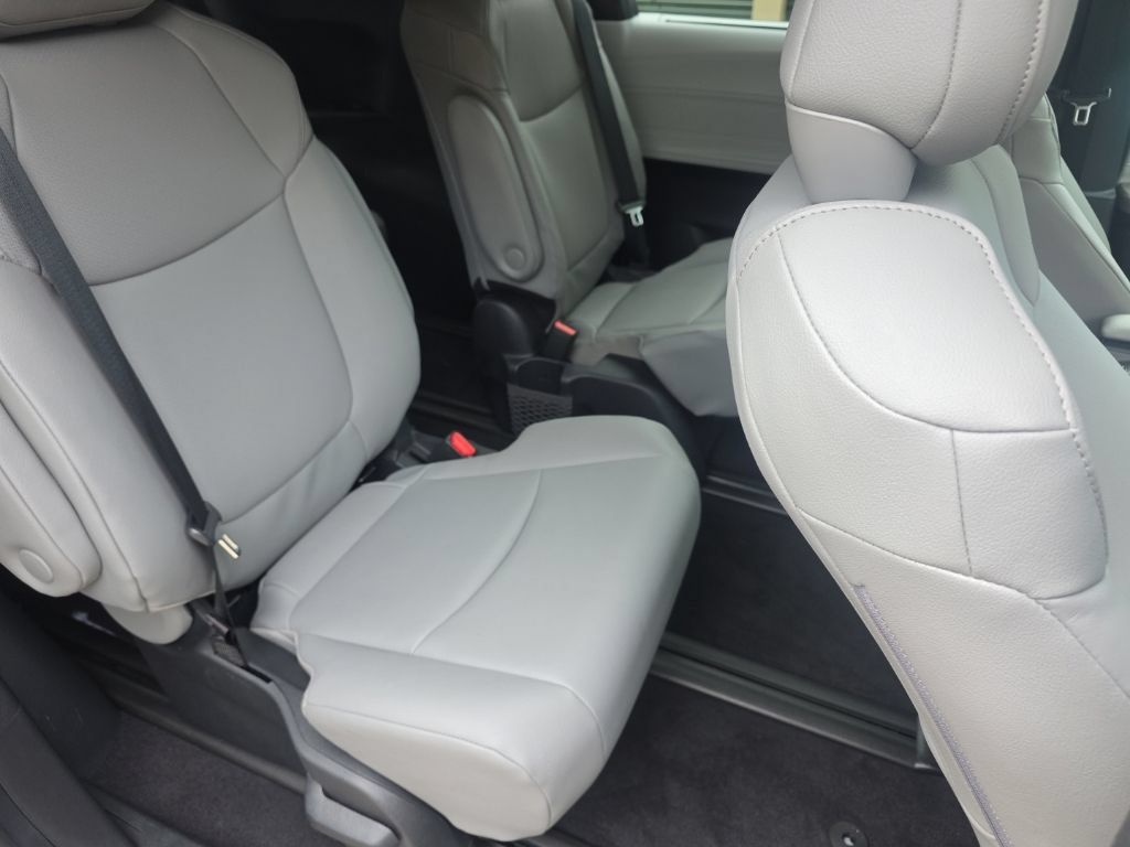 Certified 2026 Toyota Sienna XLE FWD image 16