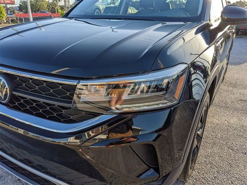 Certified 2022 Volkswagen Taos SE w/ Driver Assistance Package image 9