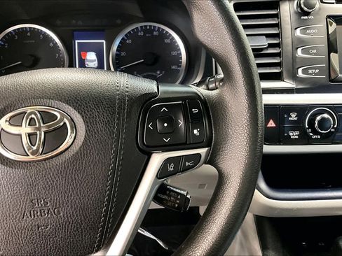 Used 2019 Toyota Highlander LE AWD/4WD image 24