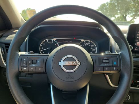 Used 2023 Nissan Rogue SV FWD image 16