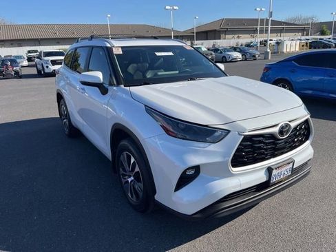 Used 2023 Toyota Highlander XLE image 3