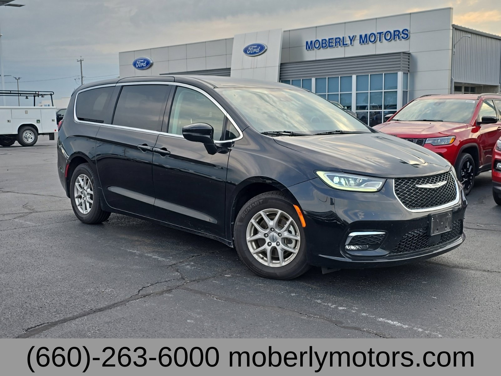 Used 2024 Chrysler Pacifica Touring-L FWD image 1