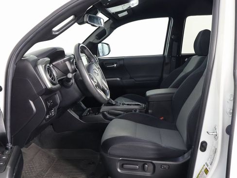 Used 2022 Toyota Tacoma TRD Sport w/ Technology Package RWD image 10