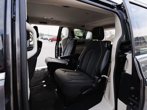 Used 2023 Chrysler Voyager LX FWD image 2
