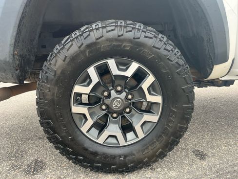 Used 2019 Toyota Tacoma TRD Off-Road AWD/4WD image 32