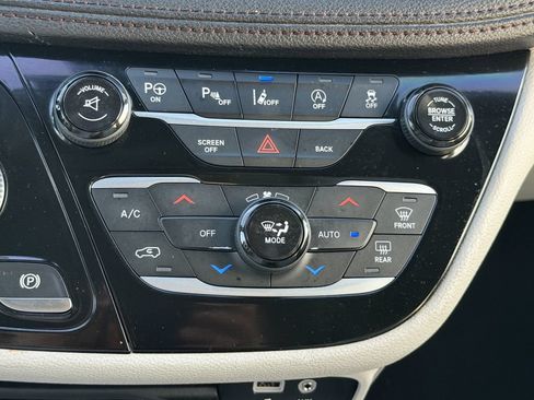 Used 2017 Chrysler Pacifica Limited FWD image 22