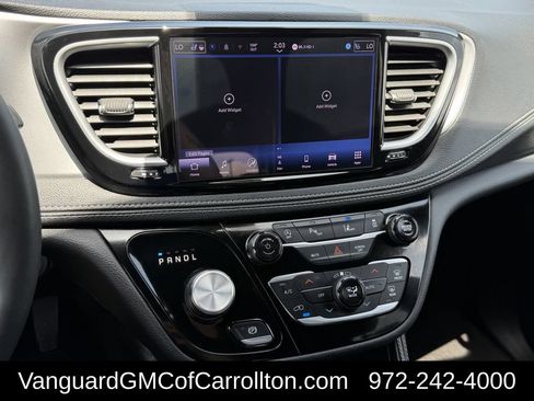 Used 2025 Chrysler Pacifica Limited FWD image 17
