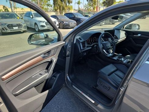 Used 2023 Audi Q5 e Premium w/ Convenience Package image 3