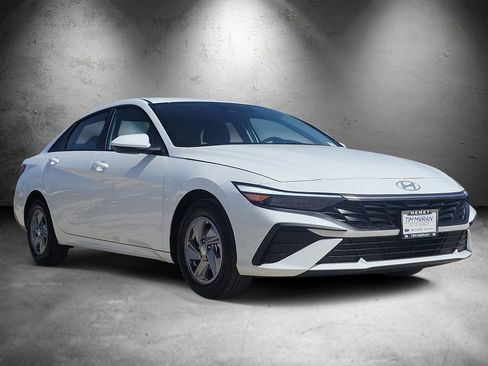 New 2026 Hyundai Elantra SE FWD image 2