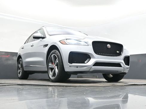 Used 2017 Jaguar F-PACE S image 43