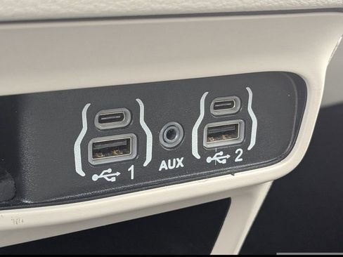 Used 2024 Chrysler Pacifica Touring-L image 25