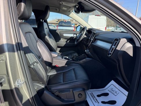 Used 2022 Volvo XC40 T5 Momentum image 11