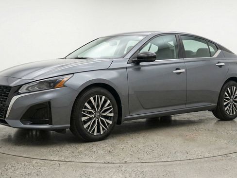 Used 2025 Nissan Altima 2.5 SV FWD image 3