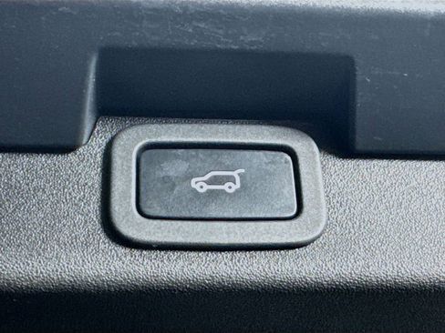 Used 2020 Land Rover Discovery SE image 32