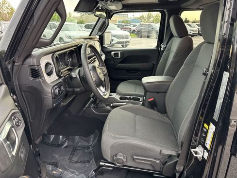Used 2025 Jeep Wrangler Unlimited Sahara AWD/4WD image 23
