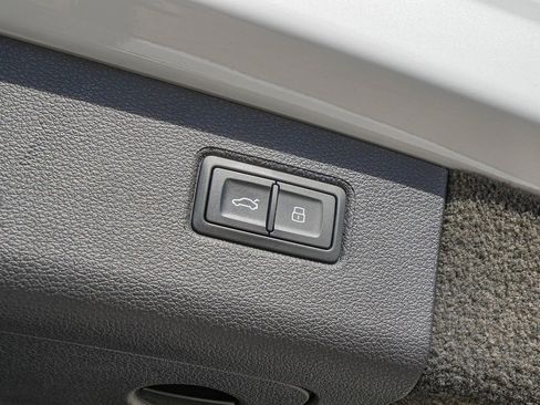 Used 2023 Bentley Bentayga AWD/4WD image 44