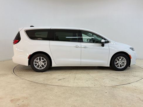 Used 2023 Chrysler Pacifica Touring-L FWD image 8