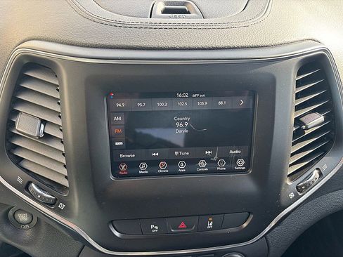 Used 2021 Jeep Cherokee Latitude Plus AWD/4WD image 22