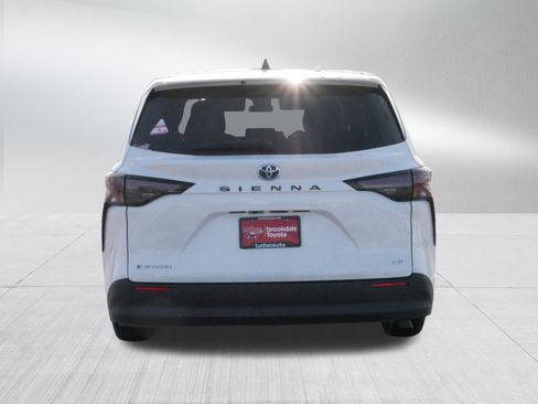 Used 2025 Toyota Sienna LE image 6