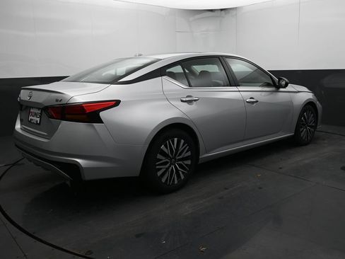 Used 2024 Nissan Altima 2.5 SV FWD image 14