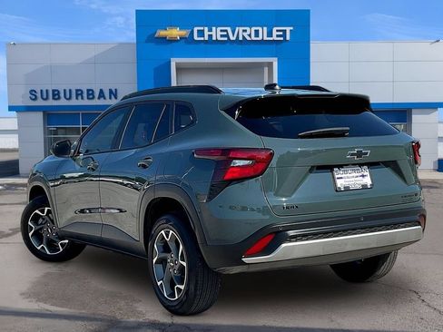 Used 2025 Chevrolet Trax LT w/ Sunroof Package FWD image 3