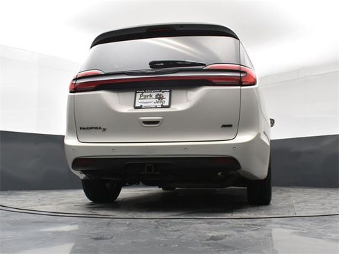 Used 2021 Chrysler Pacifica Touring-L w/ Premium & Safety Sphere Group image 23