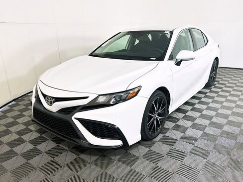 Used 2023 Toyota Camry SE FWD image 7