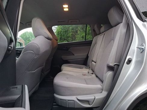 Used 2023 Toyota Highlander LE AWD/4WD image 10