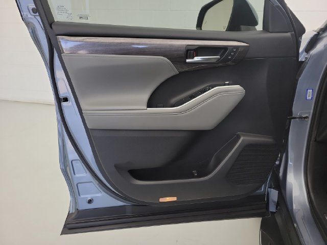 Used 2021 Toyota Highlander Limited FWD image 22