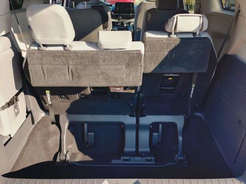 Used 2021 Toyota Sienna LE FWD image 28