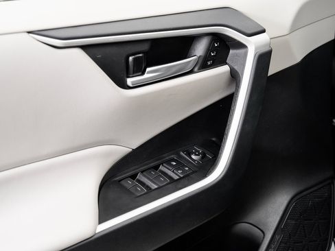 Used 2025 Toyota RAV4 XLE Premium image 8