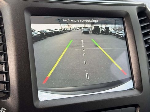 Used 2022 Jeep Cherokee Trailhawk image 18