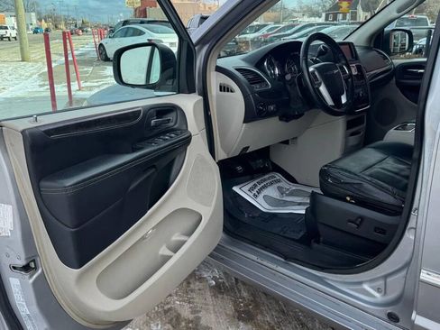 Used 2015 Chrysler Town & Country Touring image 12