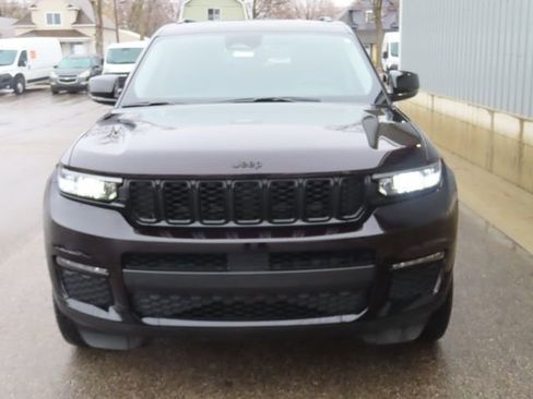 Used 2023 Jeep Grand Cherokee L Limited w/ Black Appearance Package image 11