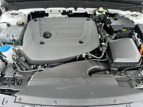 Certified 2025 Volvo XC40 B5 Plus AWD/4WD image 34