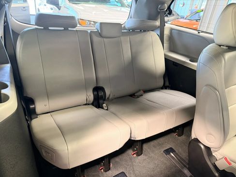 Used 2015 Toyota Sienna Limited Premium w/ Advanced Technology Package FWD image 15