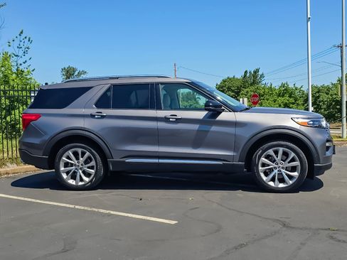 Used 2022 Ford Explorer Platinum w/ Equipment Group 601A AWD/4WD image 2